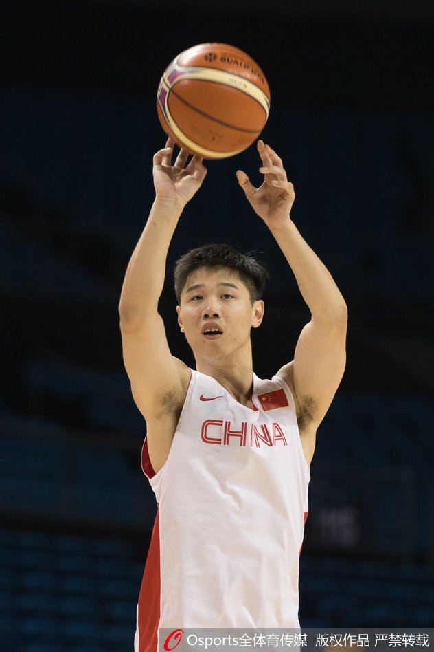 11月22日，2019年篮球世界杯亚洲区预选赛前瞻：中国男篮红队备战训练， 李楠和丁彦雨航等人接受采访。