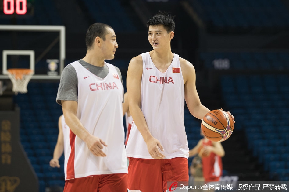 11月22日，2019年篮球世界杯亚洲区预选赛前瞻：中国男篮红队备战训练， 李楠和丁彦雨航等人接受采访。