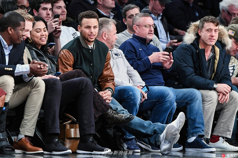 当地时间2017年11月20日，美国纽约，库里携爱妻观战NCAA篮球赛，夫妻两人场边热聊。