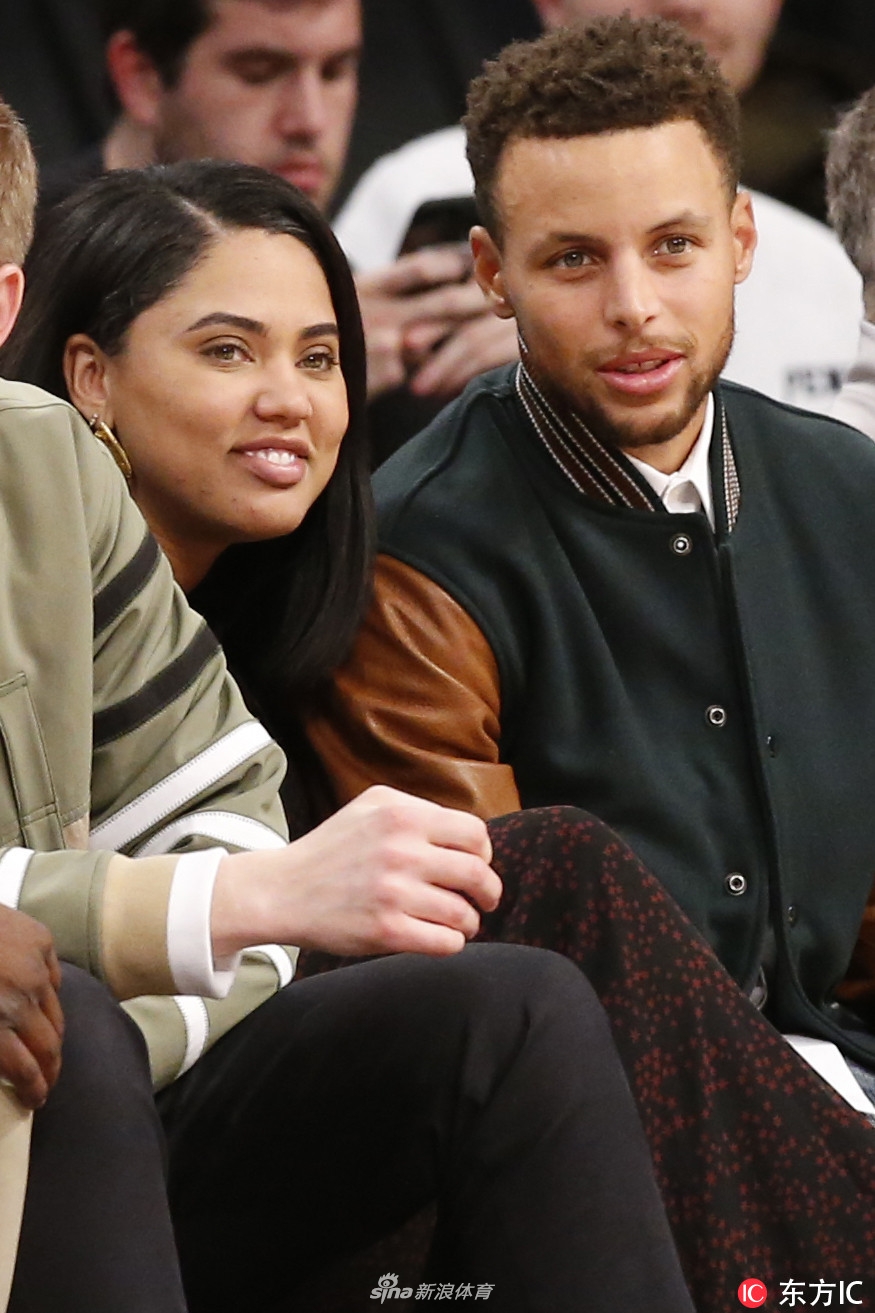 当地时间2017年11月20日，美国纽约，库里携爱妻观战NCAA篮球赛，夫妻两人场边热聊。