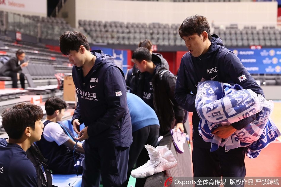 2019年篮球世界杯亚洲区预选赛前瞻，韩国队备战训练，韩国选手展现憨厚笑容。