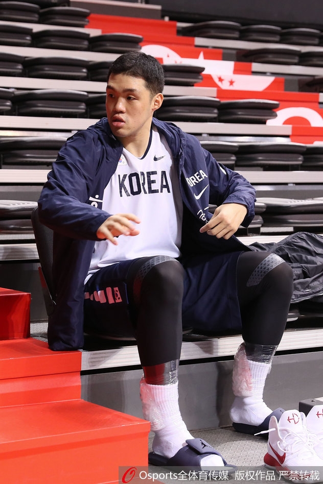 2019年篮球世界杯亚洲区预选赛前瞻，韩国队备战训练，韩国选手展现憨厚笑容。