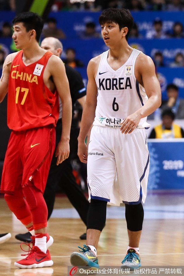 北京时间11月26日，2019年国际篮联男篮世界杯预选赛亚洲区继续进行，中国男篮红队次战迎战韩国队。丁彦雨航拿下30分，帮助中国男篮红队以92-81在客场战胜韩国，取得两连胜。