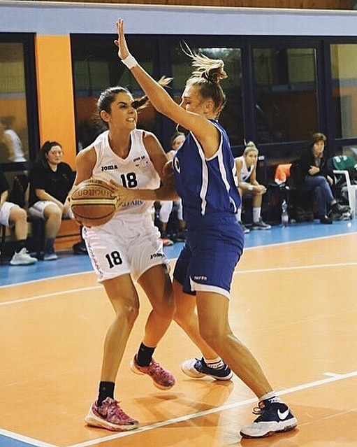 长的好看身材又好还会打篮球，这是天使啊！这位意大利女篮球运动员Valentina Vignali诠释什么是真篮球女神！Valentina于1991年出生在意大利，身高1米83，从八岁始打篮球，曾代表意大利队参加19岁以下世界女篮锦标赛，目前她效力于Pallacanestro俱乐部，并同时是兼职模特，一起来看看这位性感篮球女神：