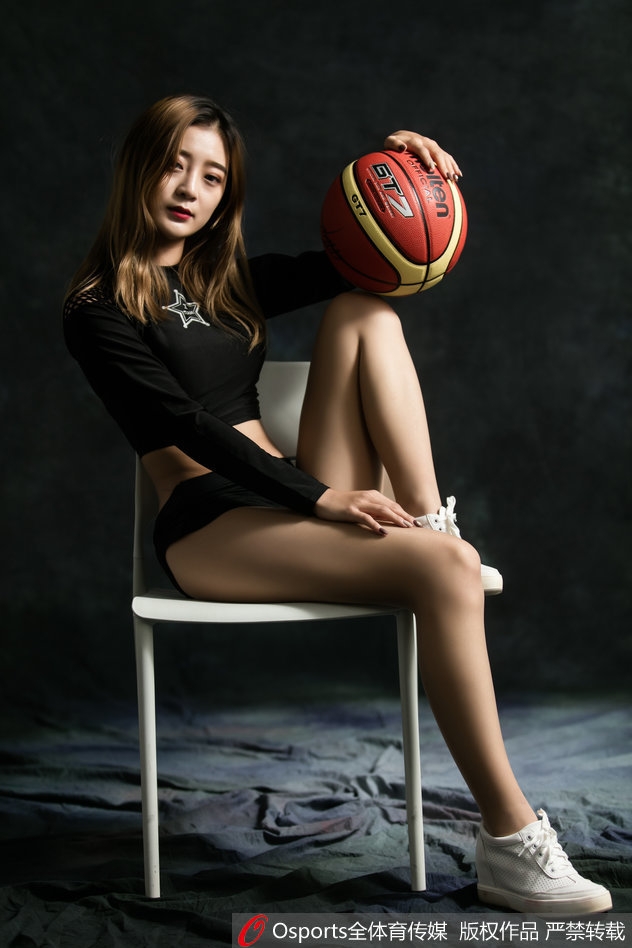 11月28日，北京北控篮球宝贝XTM啦啦队写真，秀出迷人腰线。