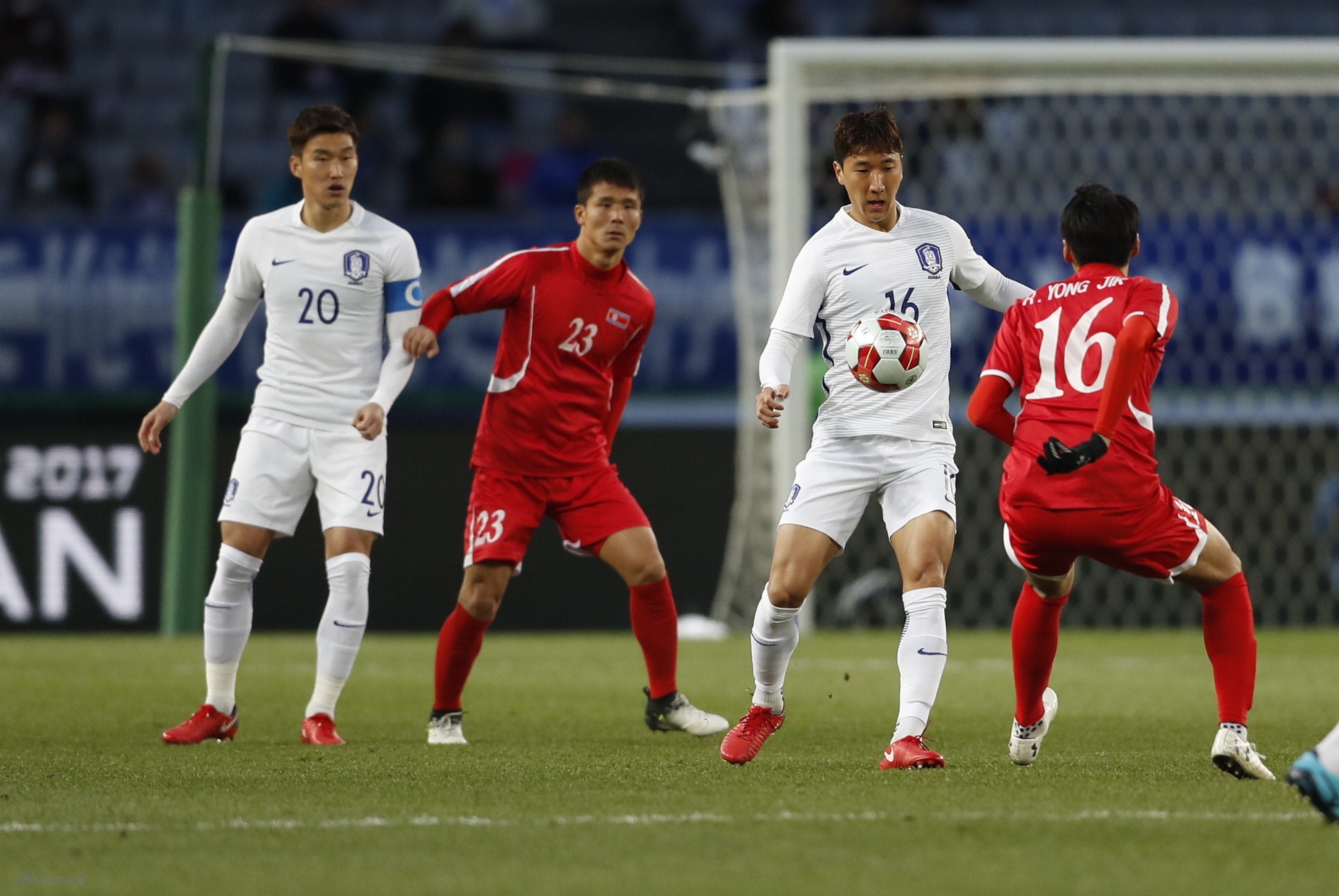 2017年12月12日，201东亚杯，韩国男足迎战朝鲜男足比赛在东京体育场举行。新浪体育 李欣／摄（发自东京）