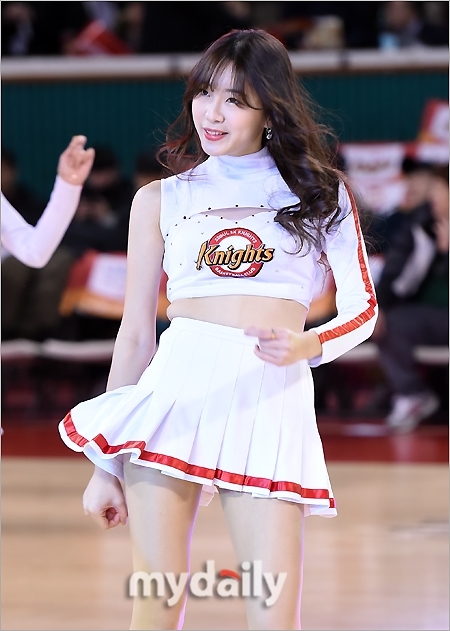 在首尔学生体育馆举行的职业篮球比赛上，啦啦队女郎们大秀热舞，火辣曼妙的身材吸引全场目光。