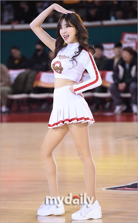 在首尔学生体育馆举行的职业篮球比赛上，啦啦队女郎们大秀热舞，火辣曼妙的身材吸引全场目光。