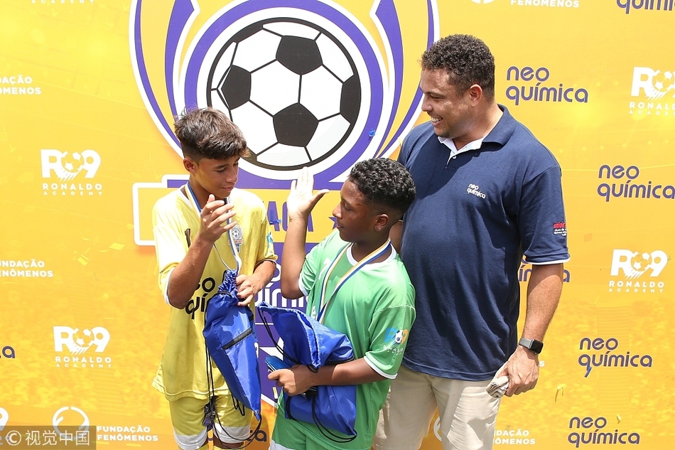 2017年12月10日，巴西，肥罗现身圣保罗为青少年足球赛助阵，和小球员一一击掌获媒体围堵采访。