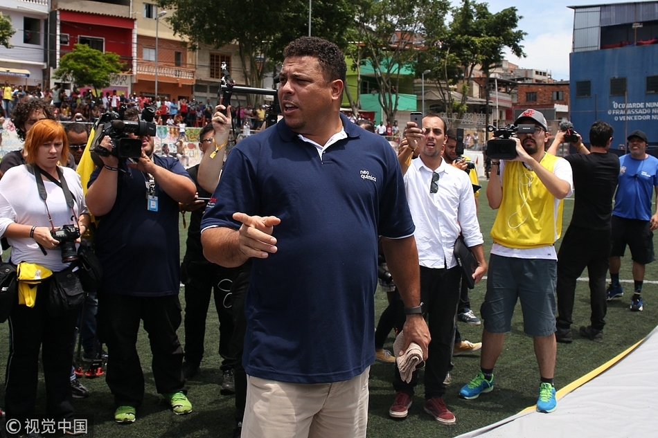 2017年12月10日，巴西，肥罗现身圣保罗为青少年足球赛助阵，和小球员一一击掌获媒体围堵采访。