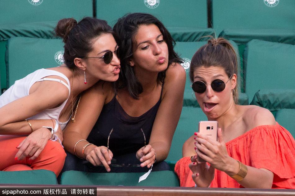 当地时间2017年6月8日，法国巴黎，2017年法国网球公开赛第12比赛日，2011年法国小姐Laury Thilleman与闺蜜观战法网，玩性大发自拍搞怪。