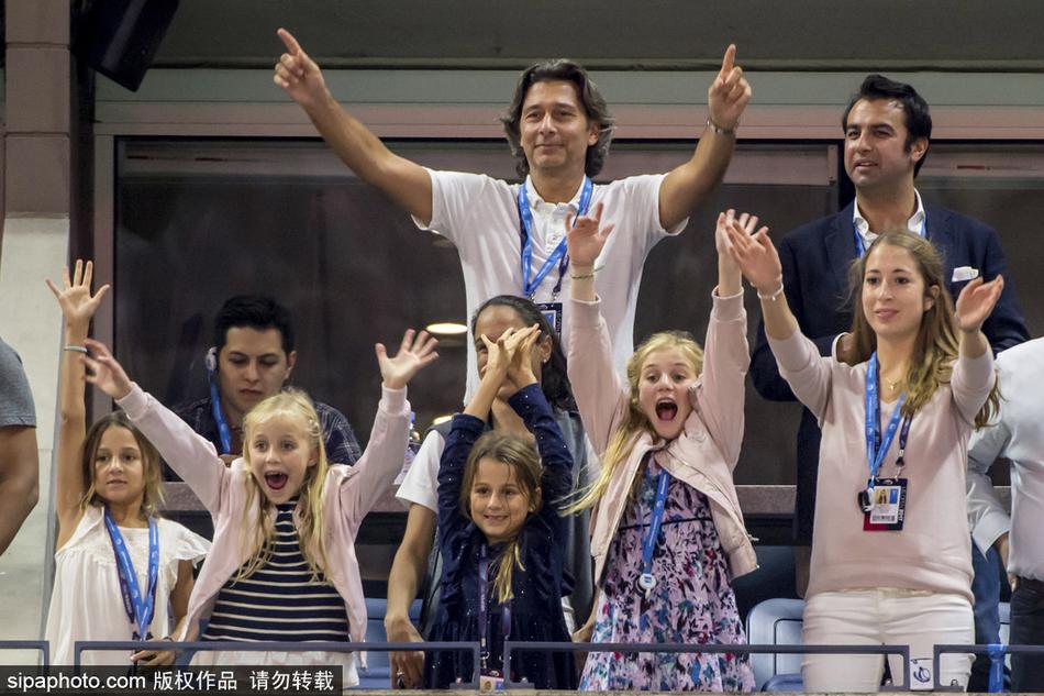 当地时间2017年9月4日，美国纽约，2017年美国网球公开赛，费德勒双胞胎女儿Charlene Riva与Myla Rose场边为父亲加油，挥舞双臂表情可爱。