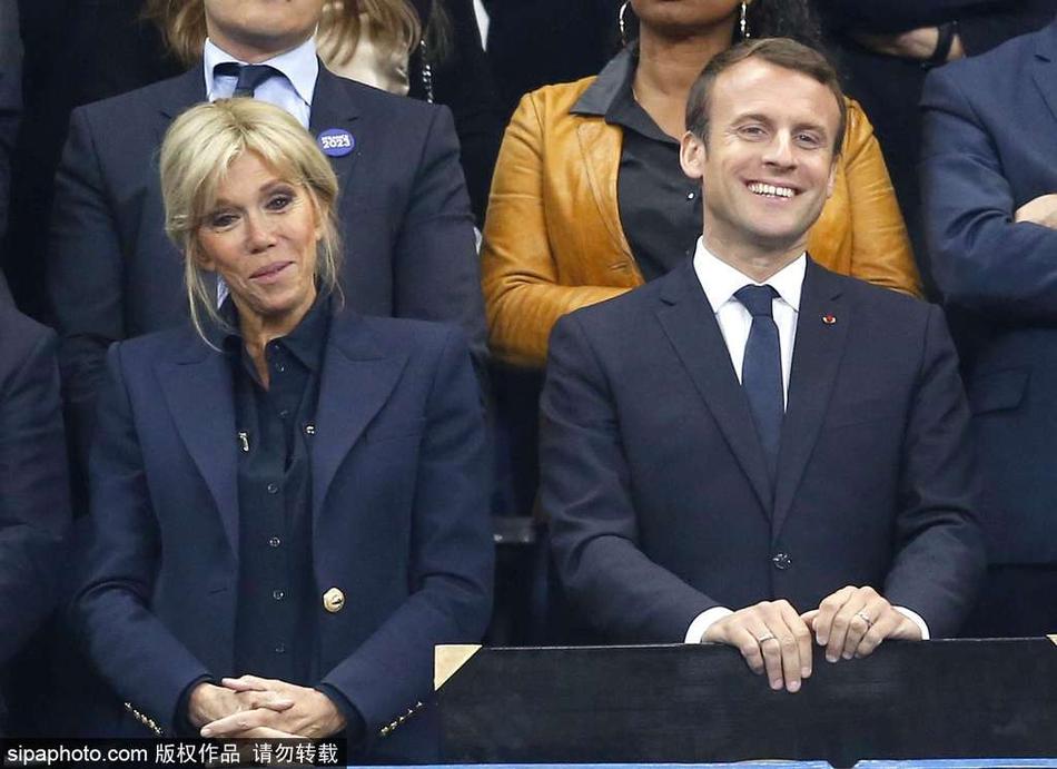 当地时间2017年6月4日，法国巴黎，法国总统马克龙携“第一夫人”布里吉特观战法国英式橄榄球联赛Top 14决赛，并亲自为冠军队伍颁奖。