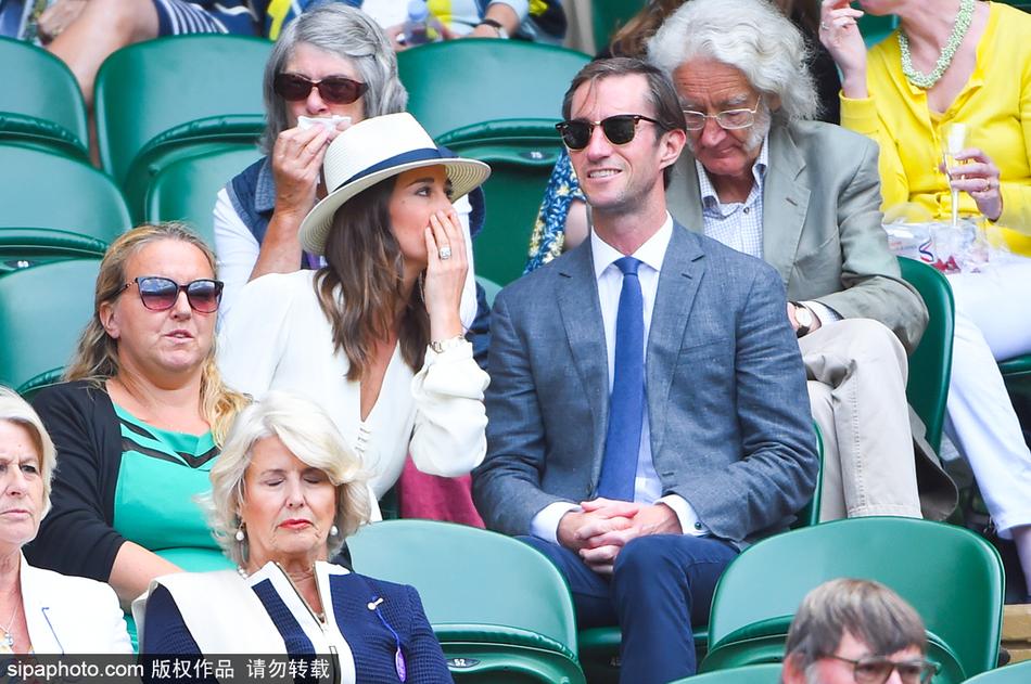 当地时间2017年7月14日，英国伦敦，凯特王妃妹妹皮帕·米德尔顿（Pippa Middleton）与丈夫詹姆斯-马修斯（James Matthews）现身温网观战。