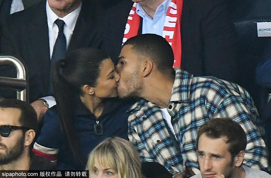 当地时间2017年9月27日，法国巴黎，金家大姐考特妮·卡戴珊（Kourtney Kardashian）与新男友Younes Bendjima现身大巴黎主场看球，甜蜜接吻恩爱秀不停。