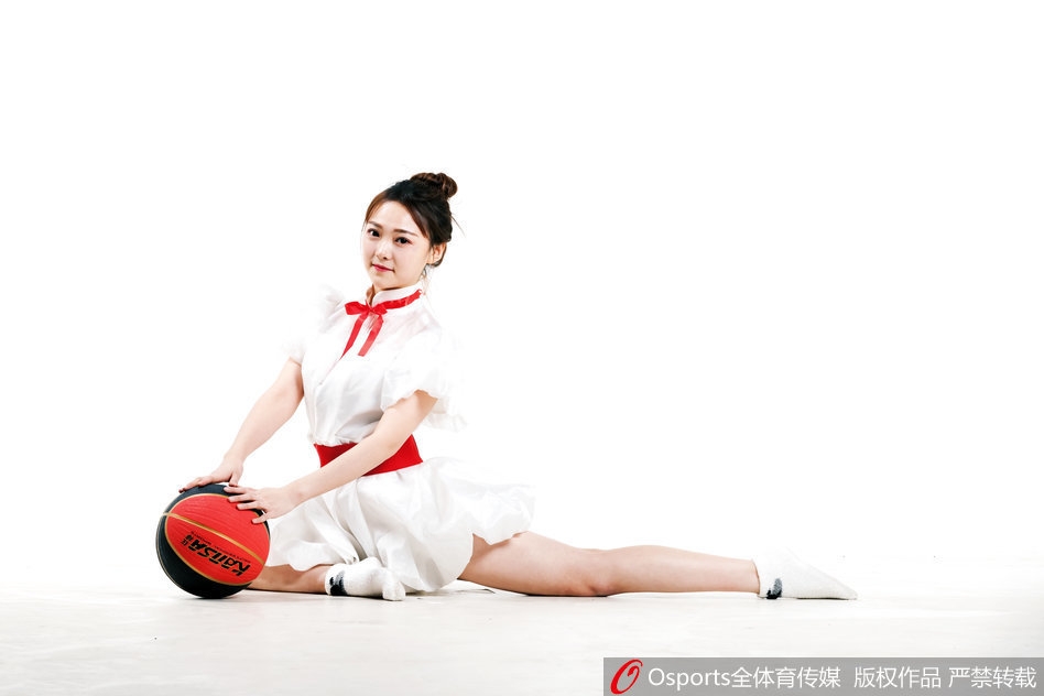 山东高速篮球宝贝炫舞团VC啦啦队员写真 秀一字马展现芭蕾式优雅