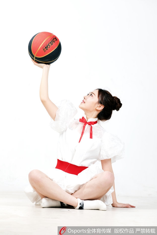 山东高速篮球宝贝炫舞团VC啦啦队员写真 秀一字马展现芭蕾式优雅
