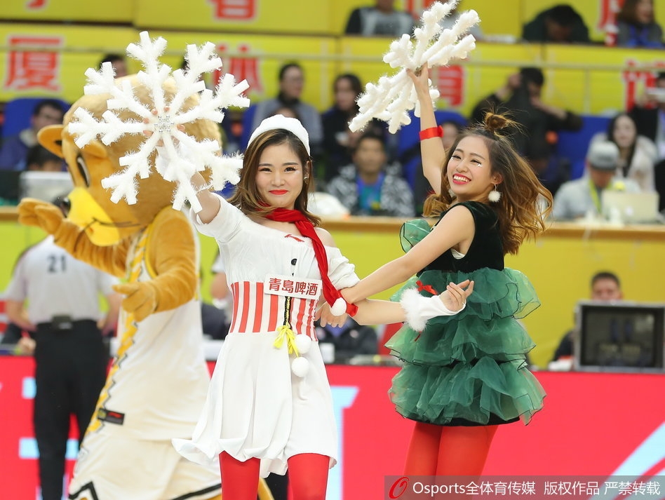 2017年12月16日，2017-2018赛季CBA联赛第17轮：浙江广厦vs山西汾酒，圣诞主题篮球宝贝热舞助威。