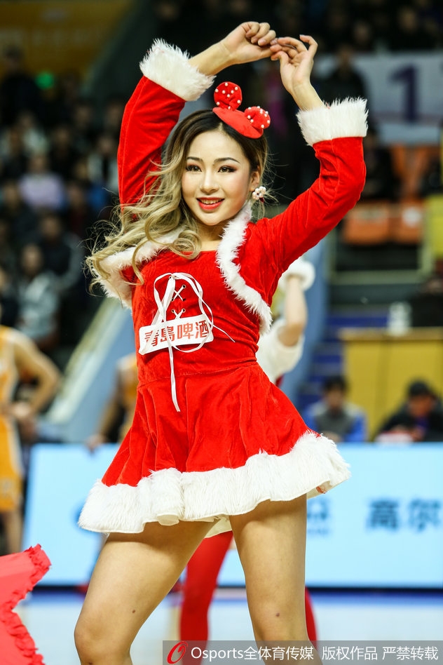 2017年12月16日，2017-2018赛季CBA联赛第17轮：浙江广厦vs山西汾酒，圣诞主题篮球宝贝热舞助威。