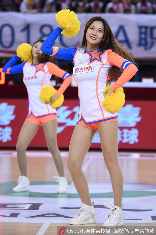 2017-2018赛季CBA联赛第17轮：北京北控vs八一富邦，篮球宝贝热舞助威。