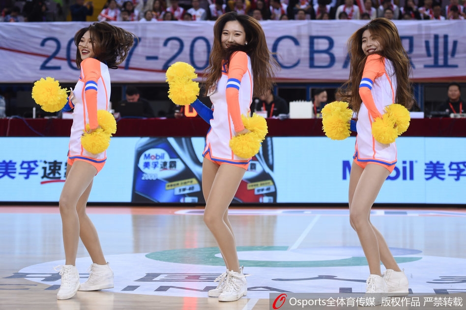 2017-2018赛季CBA联赛第17轮：北京北控vs八一富邦，篮球宝贝热舞助威。