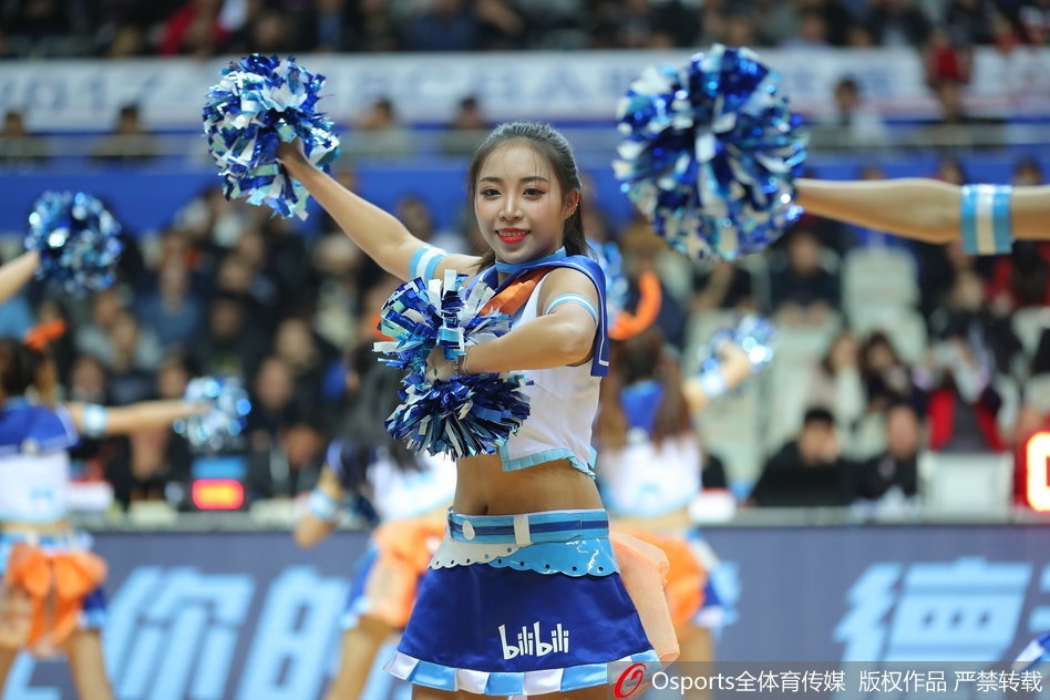 2017年12月17日，2017-2018赛季CBA联赛第17轮：上海大鲨鱼vs山东高速 ，篮球宝贝热舞助威。