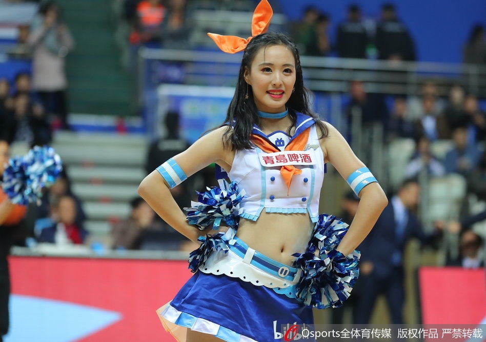 2017年12月17日，2017-2018赛季CBA联赛第17轮：上海大鲨鱼vs山东高速 ，篮球宝贝热舞助威。