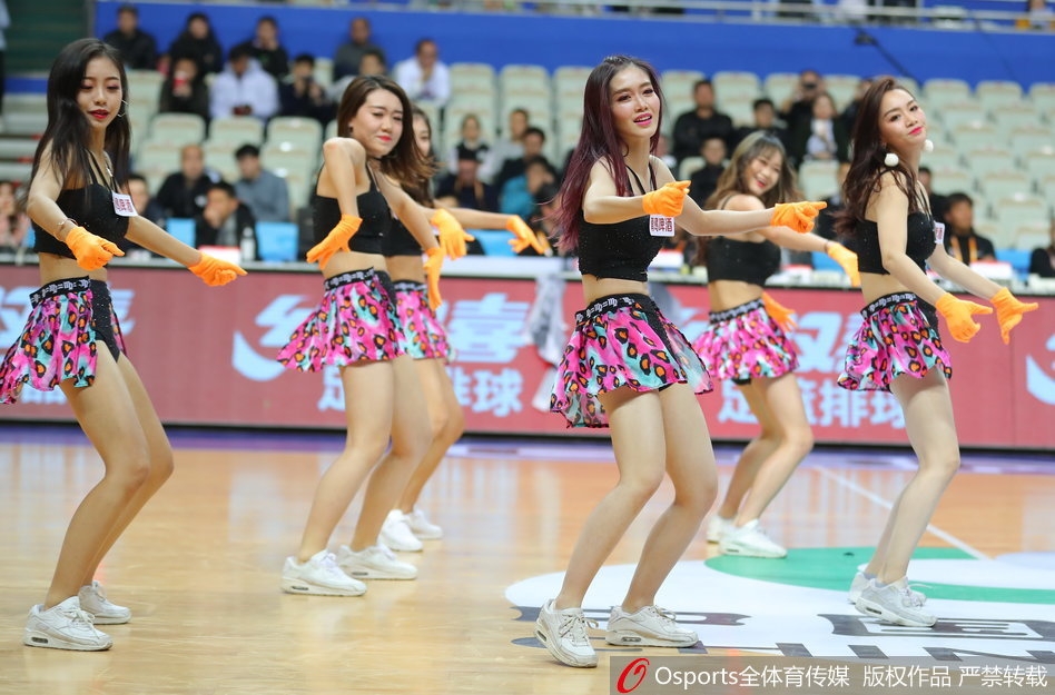 2017年12月27日，2017-2018赛季CBA联赛第21轮：上海大鲨鱼vs天津荣钢 ，篮球宝贝热舞助威。