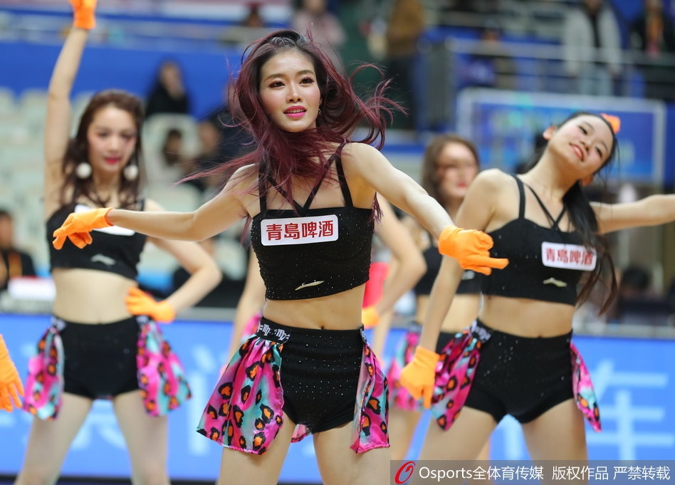 2017年12月27日，2017-2018赛季CBA联赛第21轮：上海大鲨鱼vs天津荣钢 ，篮球宝贝热舞助威。