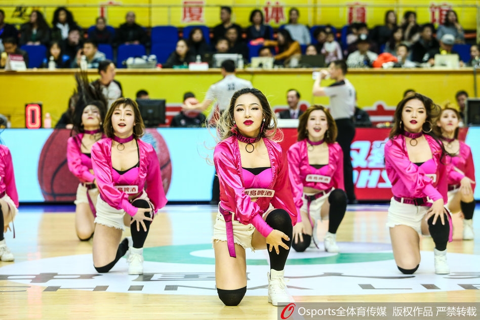 2017年12月29日，2017-2018赛季CBA联赛第22轮：浙江广厦vs吉林东北虎， 篮球宝贝热舞助威。