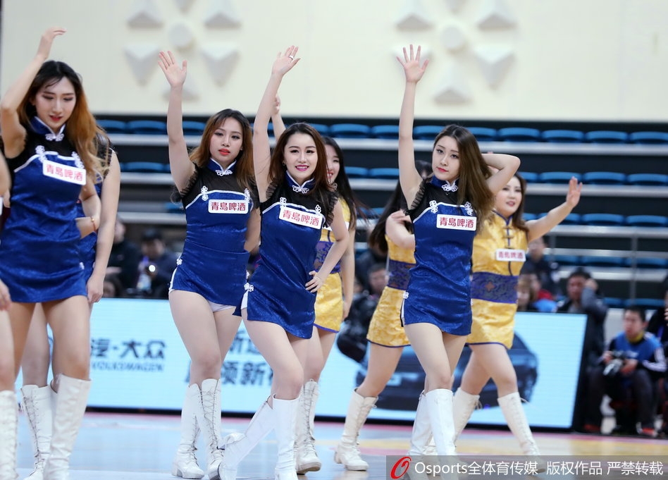 2017年12月30日，2017-2018赛季CBA联赛第22轮：青岛双星vs北京北控 篮球宝贝热舞助威。