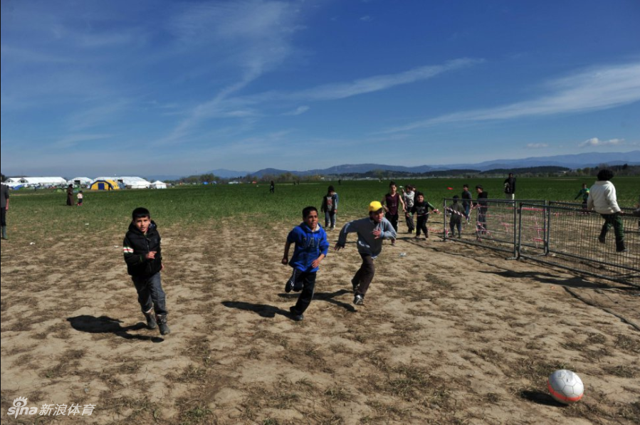 希腊与马其顿边境难民营的孩子们
