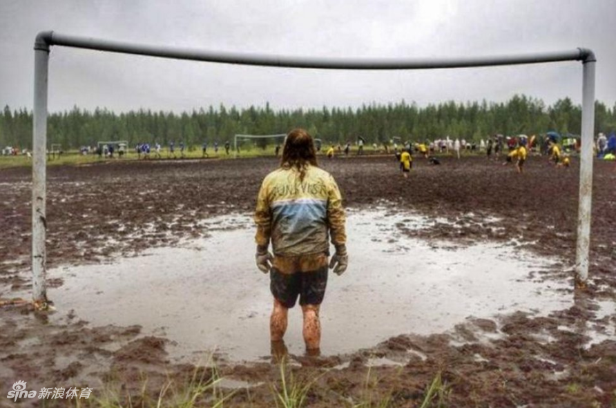 泥泞中的足球
