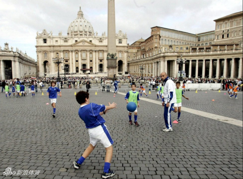 梵蒂冈圣彼得广场的孩子们