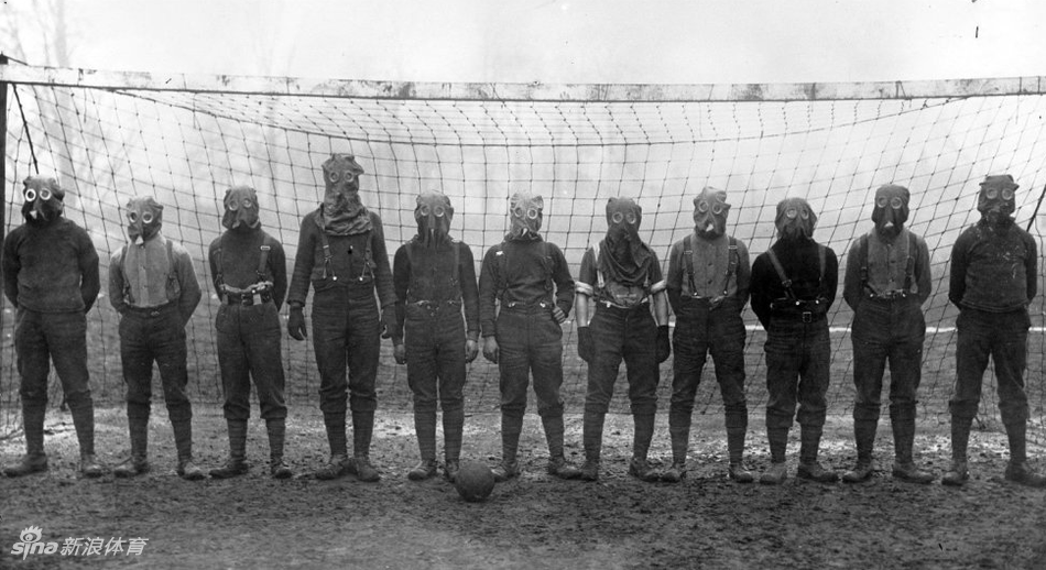 一战期间，英法士兵带着防毒面具比赛