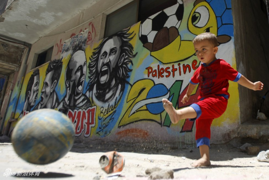 加沙街头的巴勒斯坦小男孩