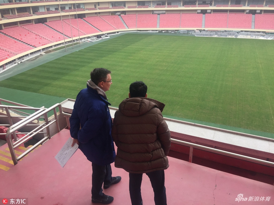 1月17日，上海，2018年亚冠联赛前瞻，亚足联官员卢扎诺夫视察虹口足球场。