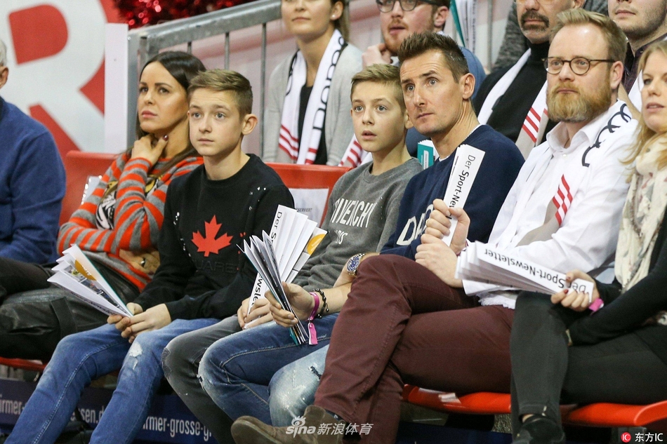 当地时间2018年1月17日，德国慕尼黑，克洛泽带双胞胎儿子观战篮球赛，卢安、诺亚五官立体帅气十足。