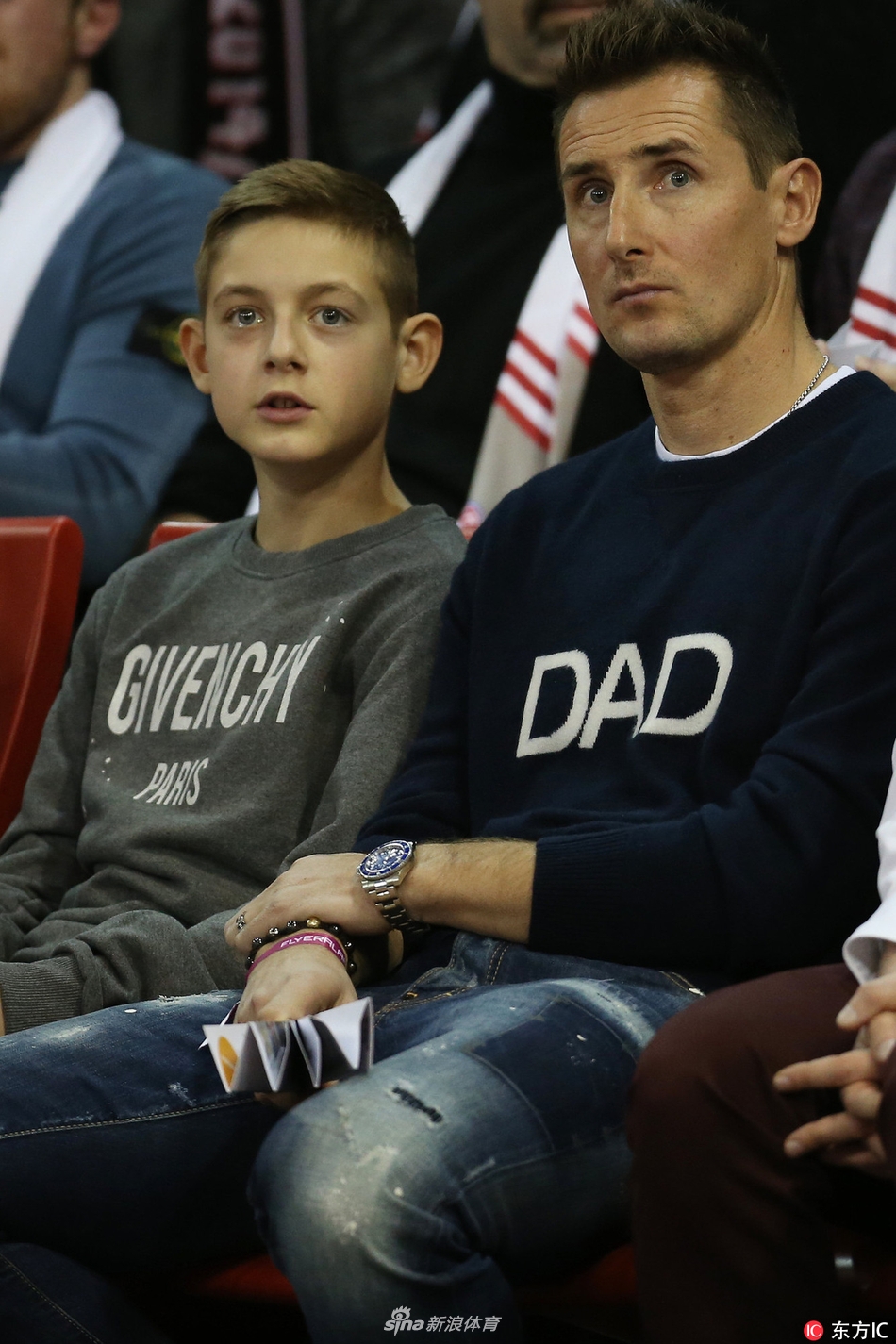当地时间2018年1月17日，德国慕尼黑，克洛泽带双胞胎儿子观战篮球赛，卢安、诺亚五官立体帅气十足。