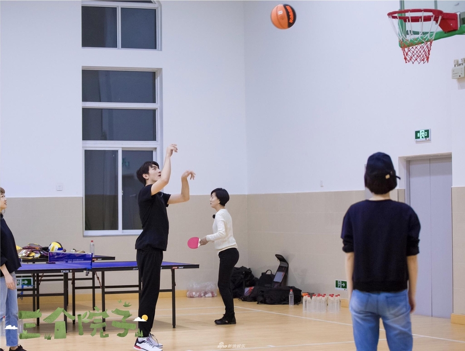 《三个院子》曝光林更新一组剧照，变身运动健将，乒乓球、排球、羽毛球、篮球样样行，谁说他只会瘫和打游戏？运动起来魅力十足。