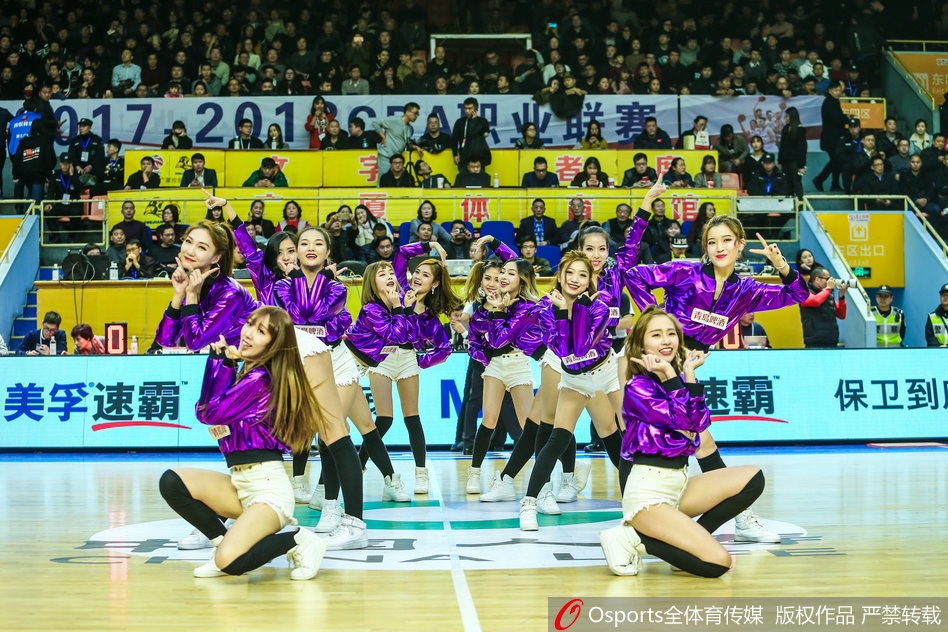 1月19日，2017-2018赛季CBA联赛第28轮：浙江广厦vs新疆广汇 ，篮球宝贝热舞助威。