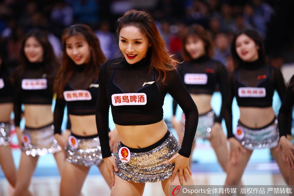 2018年1月26日，2017-2018赛季CBA联赛第31轮：深圳新世纪vs北京北控，篮球宝贝热舞助威。