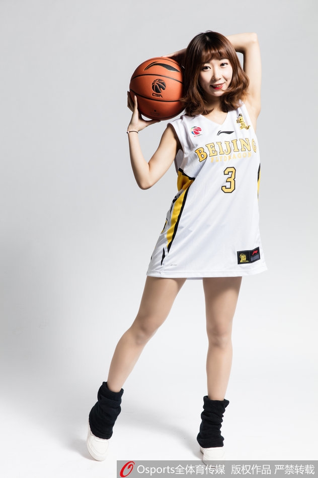 1月27日，北京北控篮球宝贝XTM啦啦队写真 钟情马布里为球队打Call。