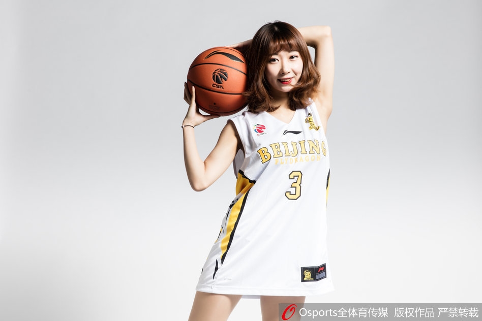 1月27日，北京北控篮球宝贝XTM啦啦队写真 钟情马布里为球队打Call。