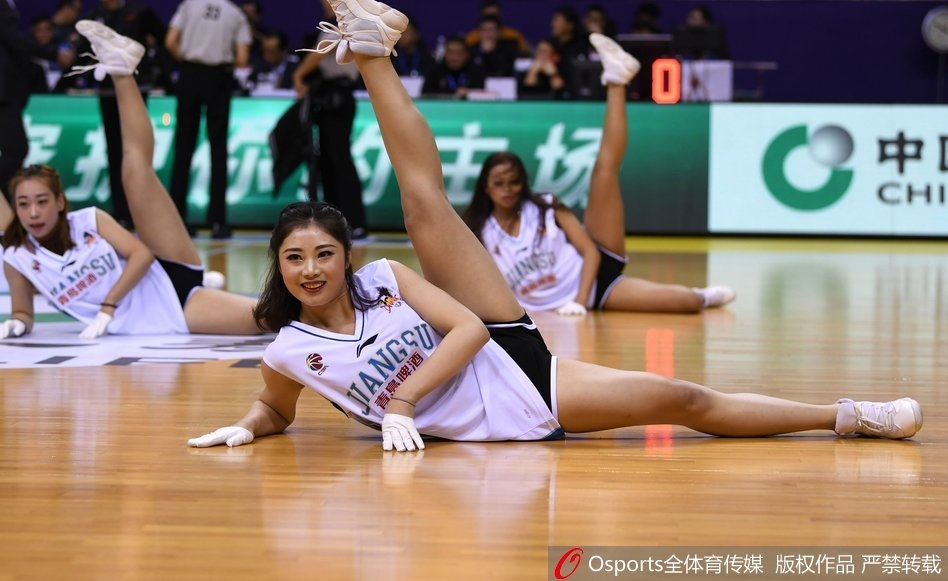 1月26日，2017-2018赛季CBA联赛第31轮：江苏肯帝亚vs浙江广厦，篮球宝贝热舞助威。