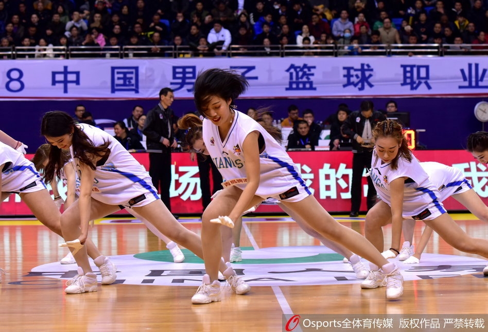 1月26日，2017-2018赛季CBA联赛第31轮：江苏肯帝亚vs浙江广厦，篮球宝贝热舞助威。