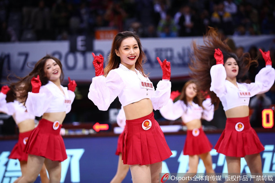 2018年1月28日，2017-2018赛季CBA联赛第32轮，深圳新世纪vs北京首钢，篮球宝贝献舞甜美可人 。