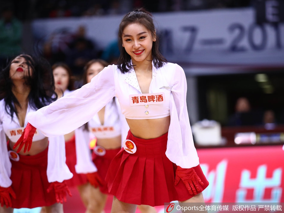 2018年1月28日，2017-2018赛季CBA联赛第32轮，深圳新世纪vs北京首钢，篮球宝贝献舞甜美可人 。