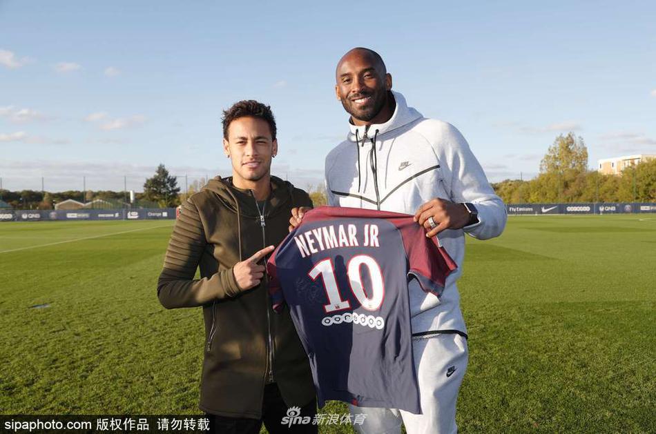 2017年10月23日讯，法国巴黎，科比（Kobe Bryant）探访大巴黎与姆巴佩拼脚法，获赠内马尔10号球衣。