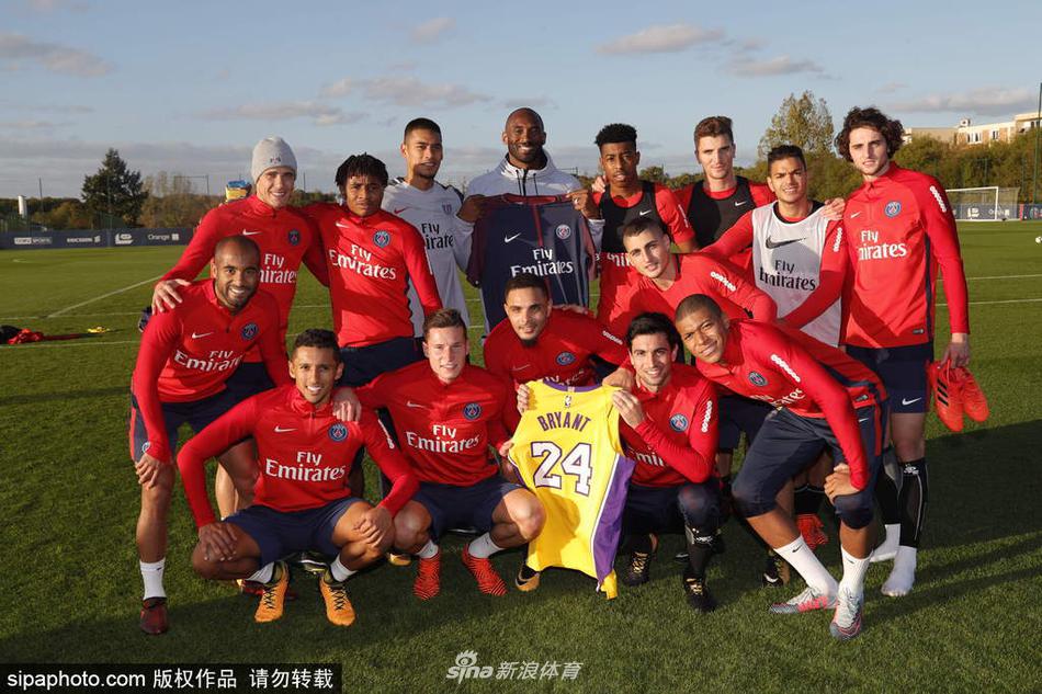 当地时间2017年10月19日，法国，科比前往大巴黎俱乐部探班，获赠球衣。